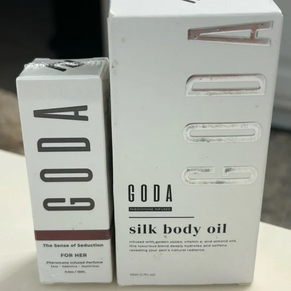 Silk Body Oil — Hydrating Body Oil in White - Picture 3 of 3